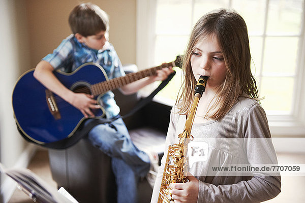 Kinder beim gemeinsamen Musizieren