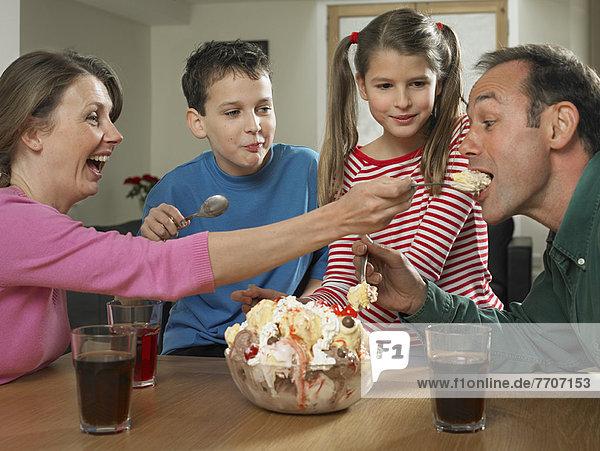 Familie isst zusammen Eiscreme