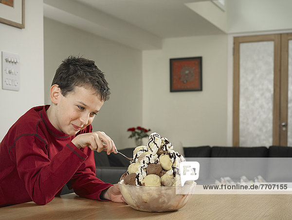 Junge isst große Schüssel mit Eiscreme
