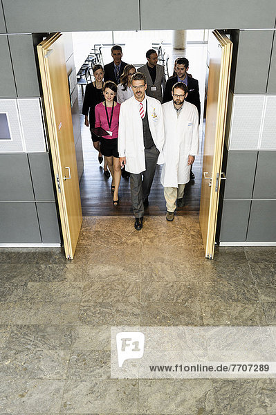 Geschäftsleute und Ärzte im Eingangsbereich