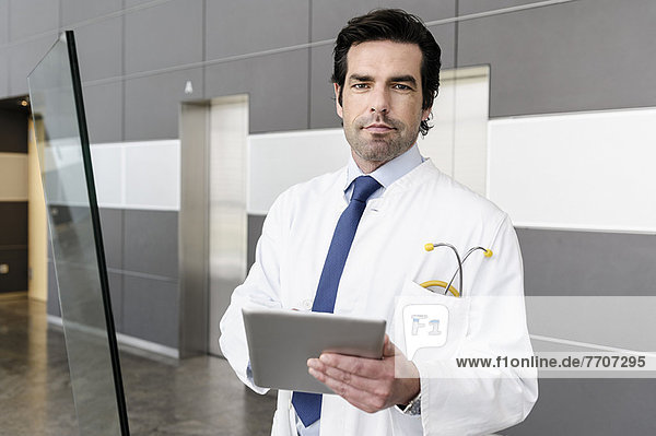 Arzt mit Tablet-Computer