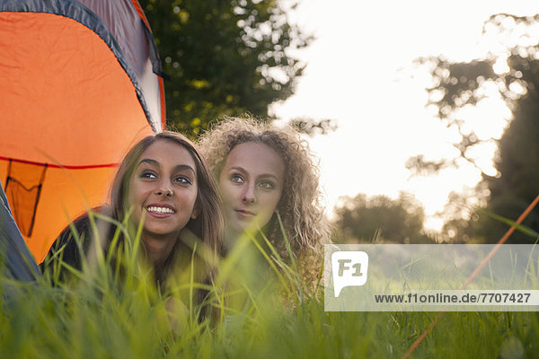 Teenager-Mädchen im Zelt auf dem Campingplatz