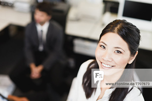 Geschäftsfrau lächelt im Büro