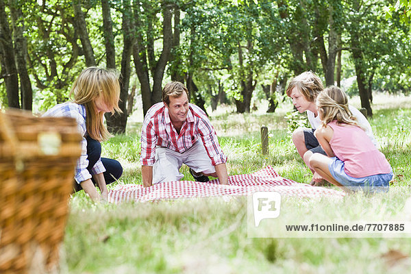 Familie beim Picknick im Park