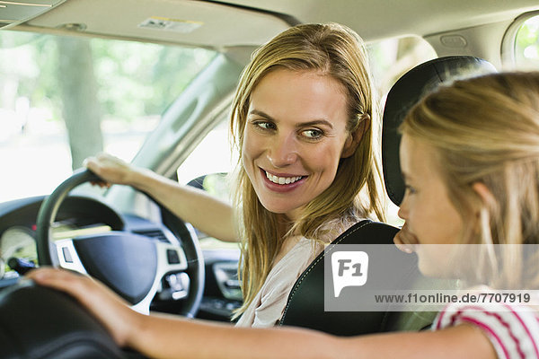 Mutter und Tochter reden im Auto