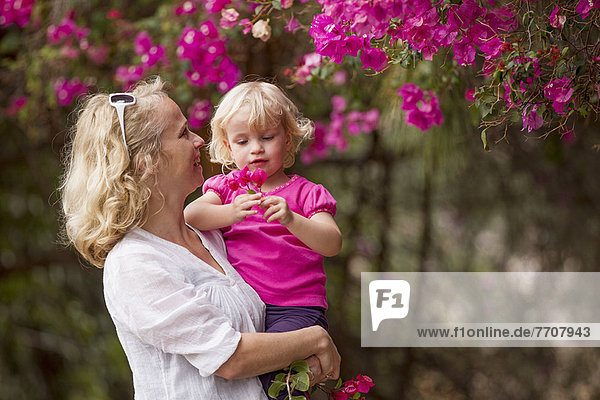 Mutter und Tochter pflücken Blumen