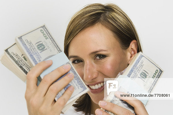 Lächelnde Frau hält Bargeld in der Hand