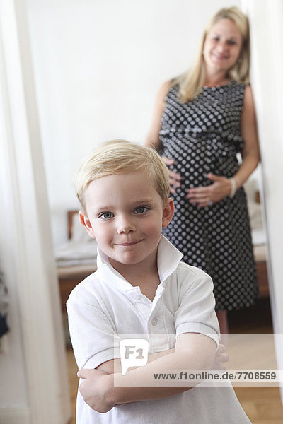 Junge lächelt im Schlafzimmer