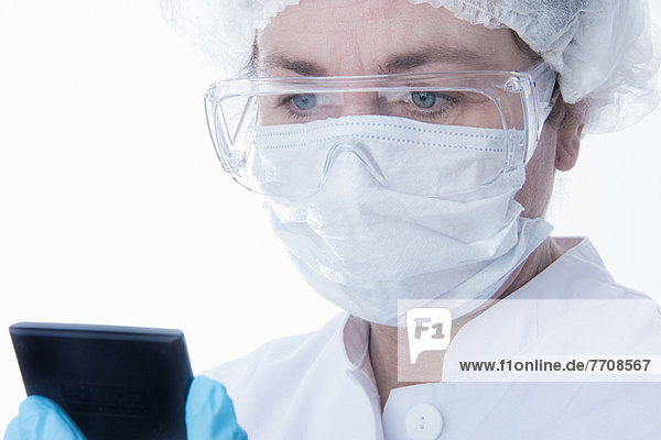 Arzt in Gesichtsmaske mit Tablet-Computer