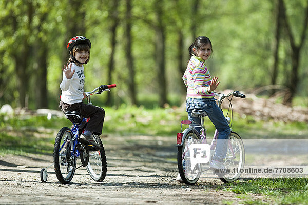 Mädchen auf Fahrrädern im Park