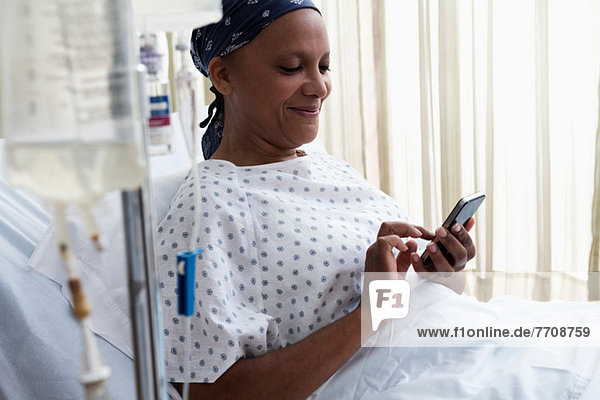 Patientin im Krankenhaus mit Handy