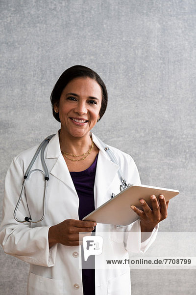 Porträt einer Ärztin mit digitalem Tablett