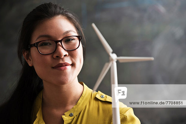 Frau mit Modell-Windkraftanlage