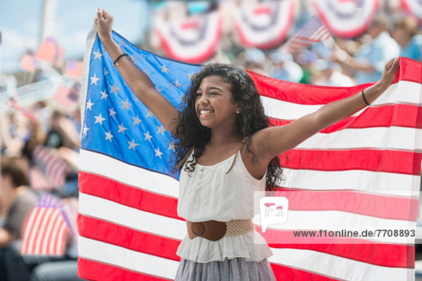 Mädchen bei der Rallye mit amerikanischer Flagge