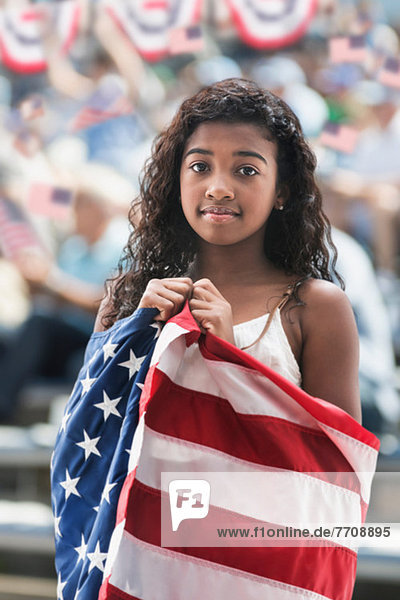 Mädchen bei der Rallye in amerikanische Flagge gehüllt