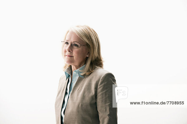 Portrait einer reifen Geschäftsfrau mit Brille