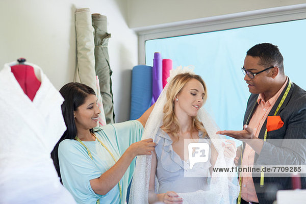 Schneiderinnen  die mit der Braut arbeiten