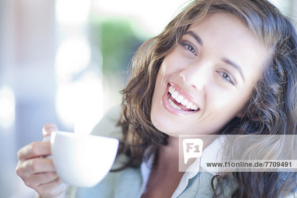 Frau bei einer Tasse Kaffee