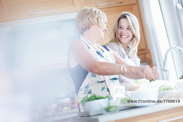 Mutter und Tochter kochen in der Küche
