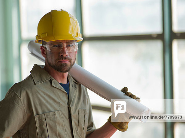 Ingenieur mit Schutzhelm vor Ort