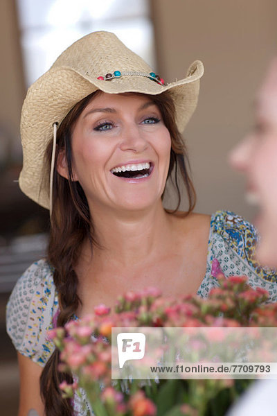 Lächelnde Frau mit Cowboyhut