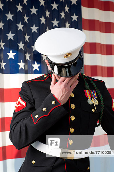 Servicemann im Kleid blau von US-Flagge