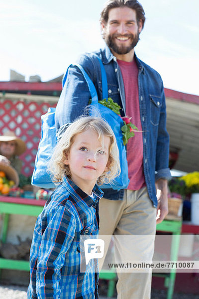 Vater und Sohn auf dem Bauernmarkt
