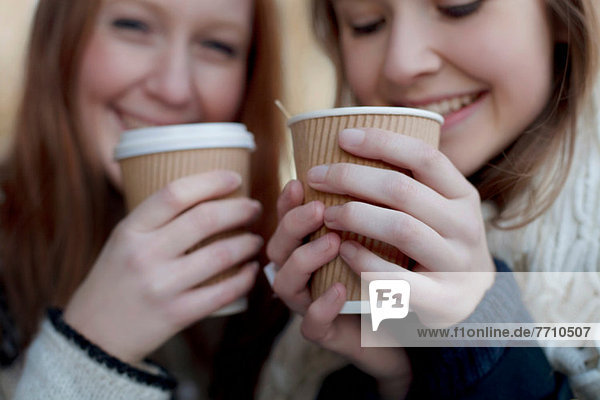 Frauen beim gemeinsamen Kaffee