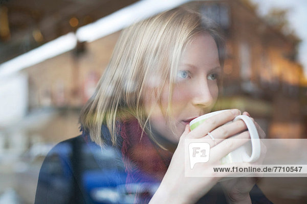 Frau trinkt eine Tasse Kaffee im Café