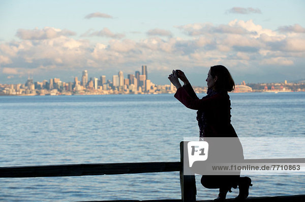 Frau beim Fotografieren der Skyline von Seattle