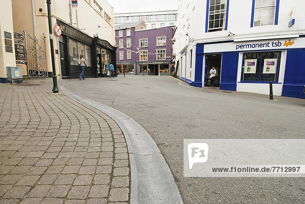 Gebäude  Straße  bunt  Fußgänger  Irland