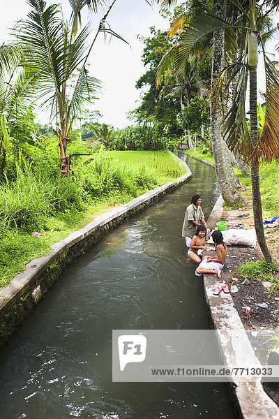 nehmen  Fluss  täglich  Mutter - Mensch  Indonesien