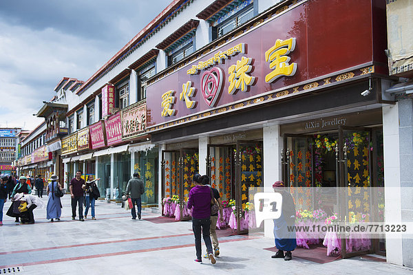 Außenaufnahme  gehen  Straße  Schaufenster  vorwärts  Fußgänger  China  Lhasa  Tibet