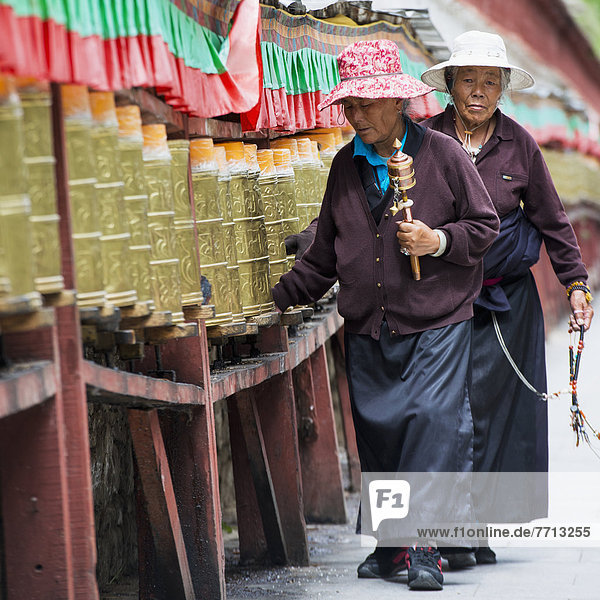 Zusammenhalt Stützrad Frau gehen Palast Schloß Schlösser vorwärts China Potala Palast Gebet Tibet