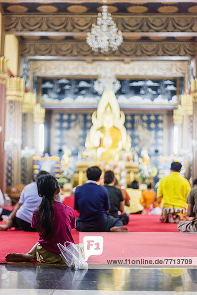 sitzend  kniend  rot  Teppichboden  Teppich  Teppiche  fünfstöckig  Buddhismus  Chiang Mai  Thailand