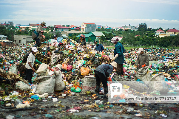 Phnom Penh  Hauptstadt  Mensch  sehen  Menschen  blättern  Abfall  Mülldeponie  Kambodscha