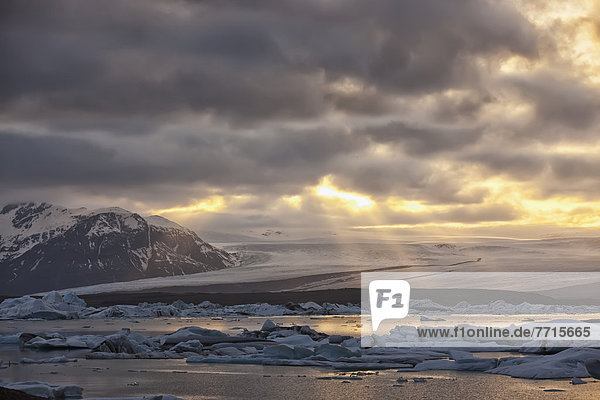 fließen  Eis  Sonnenlicht  glänzen  Kalb  Jökulsárlón  Island  Lagune