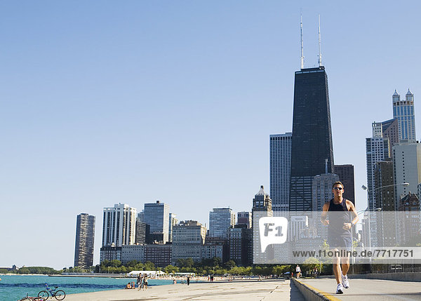 Vereinigte Staaten von Amerika  USA  Mann  Strand  Weg  Straße  Eiche  joggen  vorwärts  Ufer  Chicago  Illinois