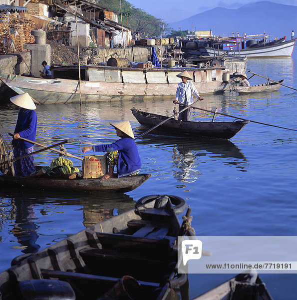 Boats Riverfront Market Danang Vietnam ©David Constantine/Axiom