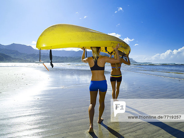 junge Frau junge Frauen tragen Ozean Aktion Kajak 2 Hanalei Valley Hawaii Kauai