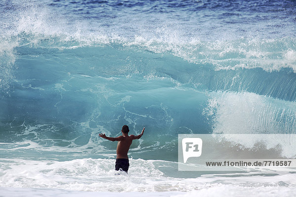 Mann drücken Hawaii North Shore Oahu Wasserwelle Welle