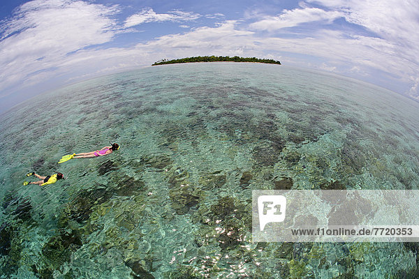 leer  Frau  über  Hintergrund  Insel  Schnorchel  Bandasee  Indonesien  Riff
