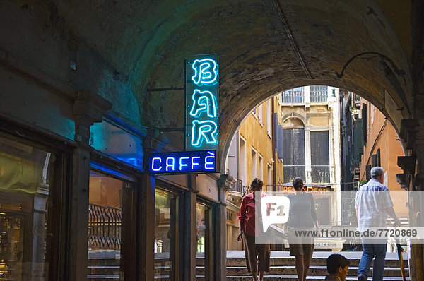 Mensch  Menschen  gehen  unterhalb  Cafe  Nostalgie  Torbogen  Italien  alt  Venedig