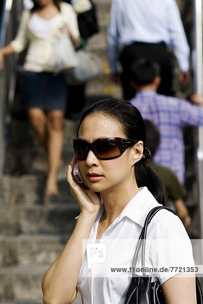 Bangkok  Hauptstadt  Frau  Straße  beschäftigt  Kleidung  Sonnenbrille  thailändisch  Thailand