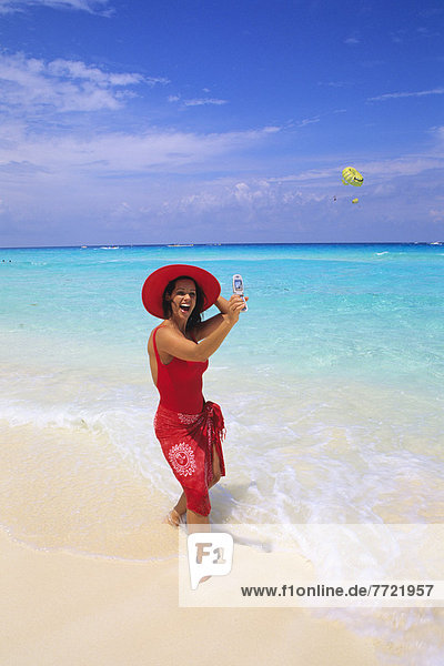 Handy  Portrait  Frau  nehmen  Strand  rot  Mexiko  Einsamkeit  Cancun