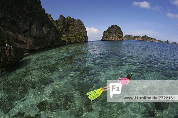 Frau  über  seicht  schnorcheln  Ansicht  Bandasee  Indonesien  Riff