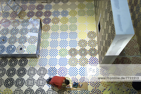 liegend  liegen  liegt  liegendes  liegender  liegende  daliegen  Paris  Hauptstadt  Frankreich  Mann  Boden  Fußboden  Fußböden  Kunst  Veranstaltung  Centre Pompidou  Ausstellung  modern