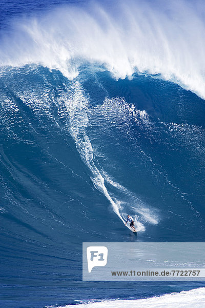 groß großes großer große großen Windsurfing surfen Hawaii Maui Wasserwelle Welle