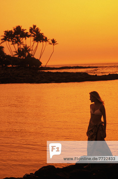 Hawaii  Big Island  Frau  Sonnenuntergang  Silhouette  Himmel  Ozean  Hawaii