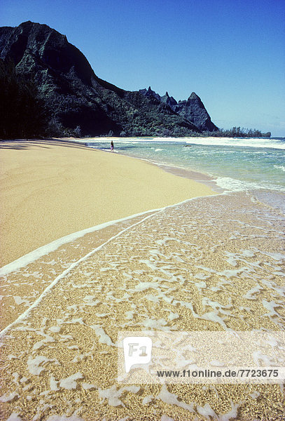 entfernt  gehen  Strand  Steilküste  Küste  vorwärts  Mädchen  Hawaii  Kauai